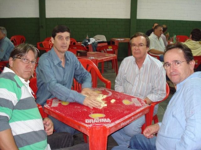 O DOMINÓ NÃO PODIA FALTAR