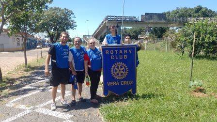 Primeiro plantio de árvores do Rotary Club de Vera Cruz neste ano de 2026, no calçadão do centro da cidade