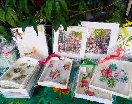 Damas da Casa da Amizade do Rotary Club de Uberlândia Sul contribuíram com trabalhos manuais e voluntariado na realização da feira, realizada na Casa Brasil.