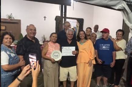 Jantar Mineiro reuniu comidas típicas, música, bingo, leilão e sorteios; a noite também marcou a posse de nova associada e homenagens a apoiadores dos projetos sociais.