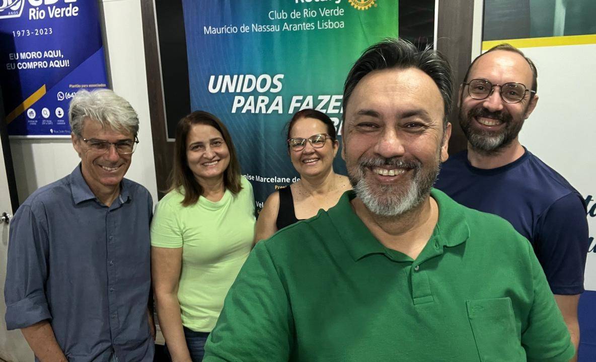 Fabio Trancolin, Elza Araújo, Denise Moura, Wander Iwata e Alisson Moura participaram da 29ª reunião do Rotary Club - Maurício de Nassau Arantes Lisboa, realizada na noite de 2 de março de 2026, no auditório da CDL Rio Verde. O encontro reforçou o compromisso dos membros com as ações e projetos desenvolvidos pelo clube em prol da comunidade.