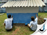 Jovens do Rotaract pintando a Casinha Infantil.
