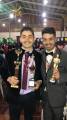 Fabio Machado (E) em posse dos troféus de 1º lugar do CDO e Gabriel Medeiros com o Oscar de Imagem Pública destaque.