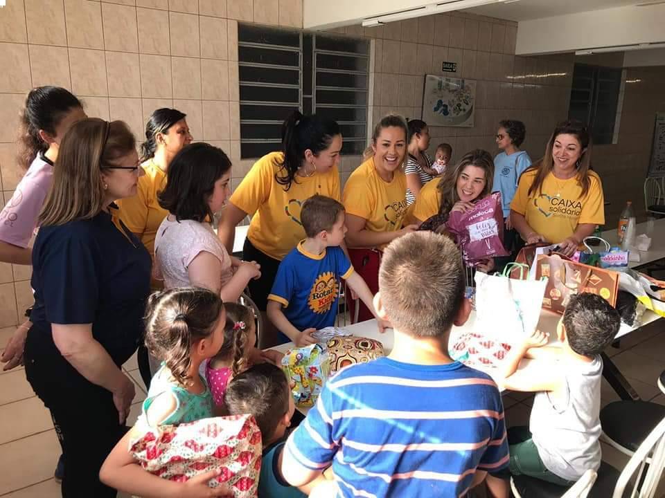 Ação Social do Rotary Club Santa Maria Vento Norte e Caixa Solidária no dia da Criança  Lar de Miriam.????????????