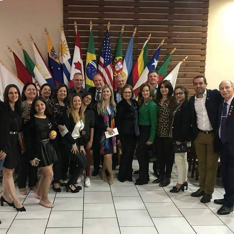 Reunião festiva dos Rotary Clubs de Santa Maria em homenagem ao Governador Roger Roberto. Noite muito agradável com a presença de muitos  rotarianos!! O Rotary Vento Norte apresentou Daniela D Avila e Eliane Cechin como novas associadas. O  Rotary Kids ta