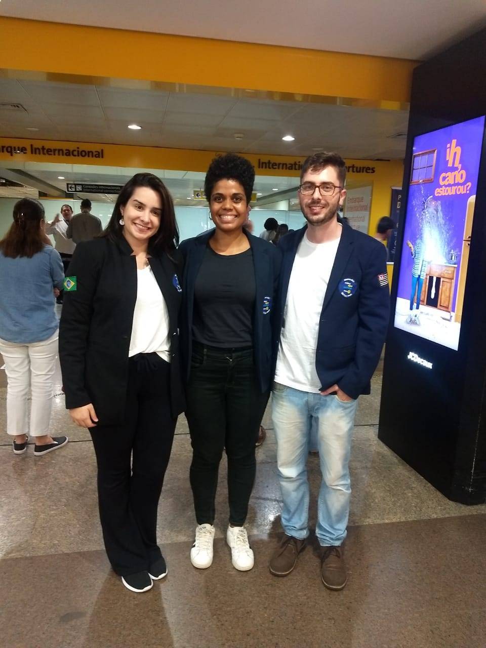 Isabel, Amanda e Lucas embarcando para o Egito
