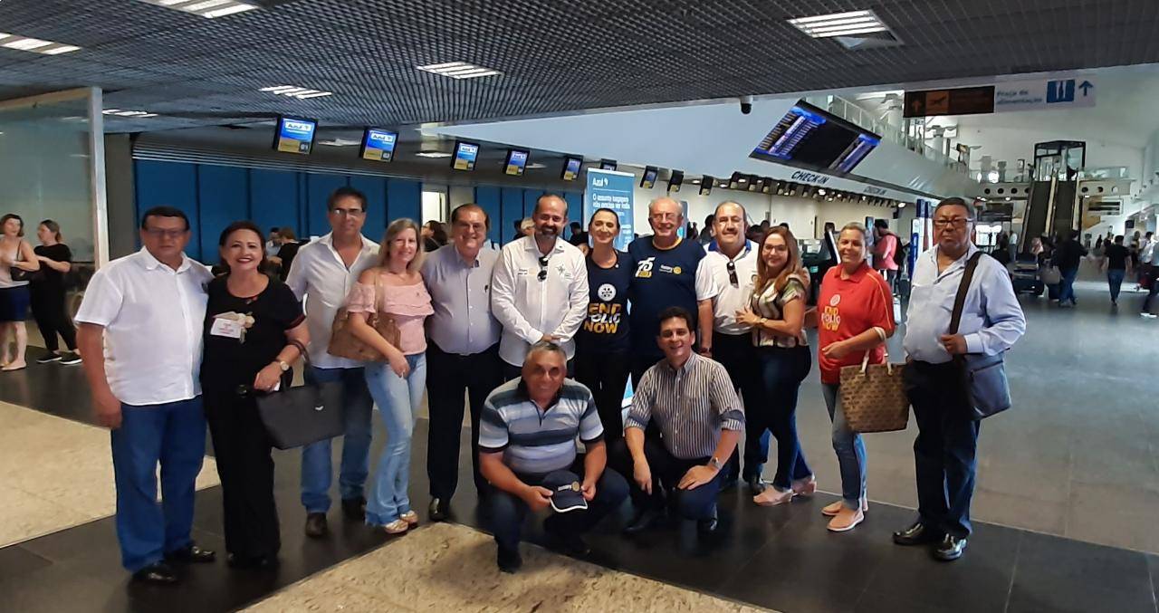 Governadora eleita Brigida com companheiros no aeroporto: momento de despedida 