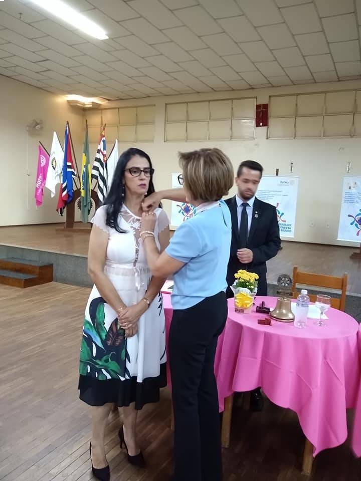 A companheira empossada Eliandra e sua madrinha a presidente Vanderléia