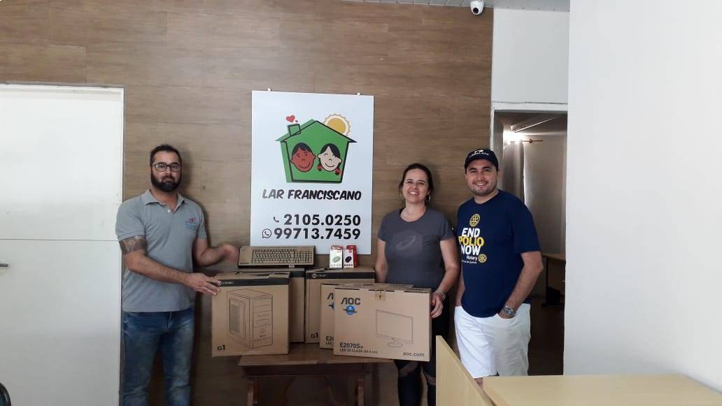 Entrega de NF de equipamentos de informática par ao Lar Franciscano de Menres