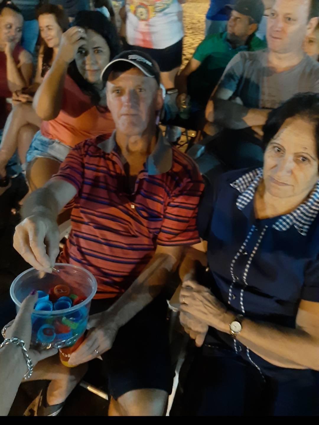 Público se antecipa e espera Rotary, com tampinhas e lacres.