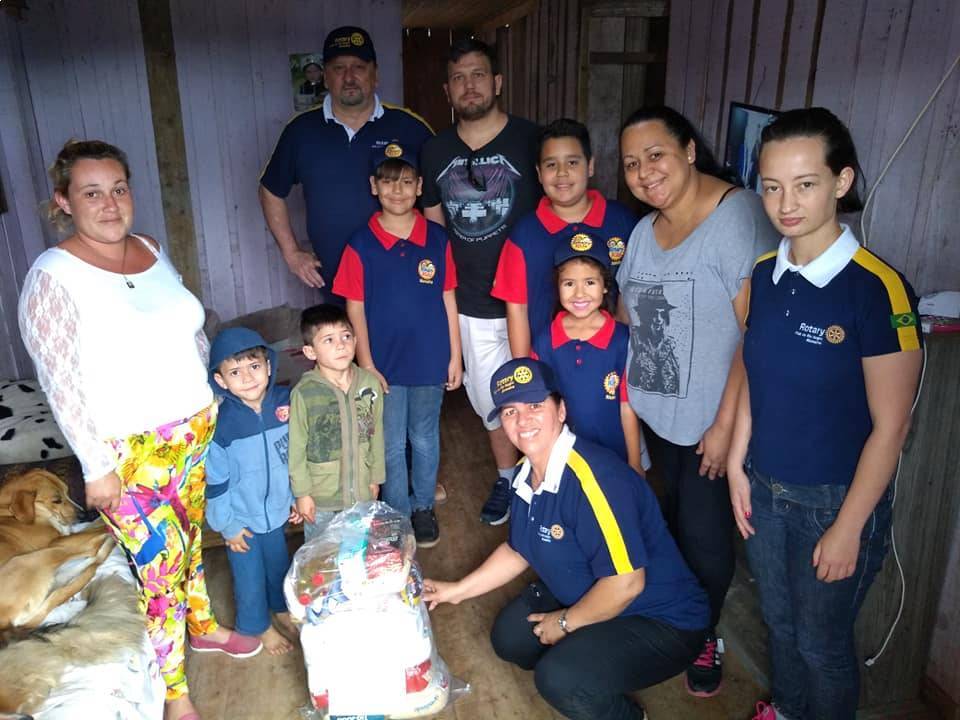 Kids destribuido cestas Básicas.