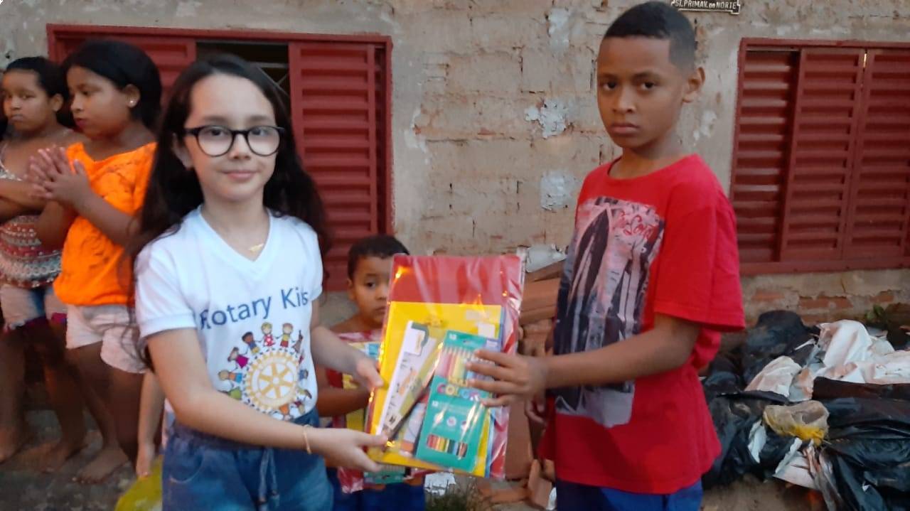 Rota Kids de Piracanjuba entregam Kits de Materiais escolares