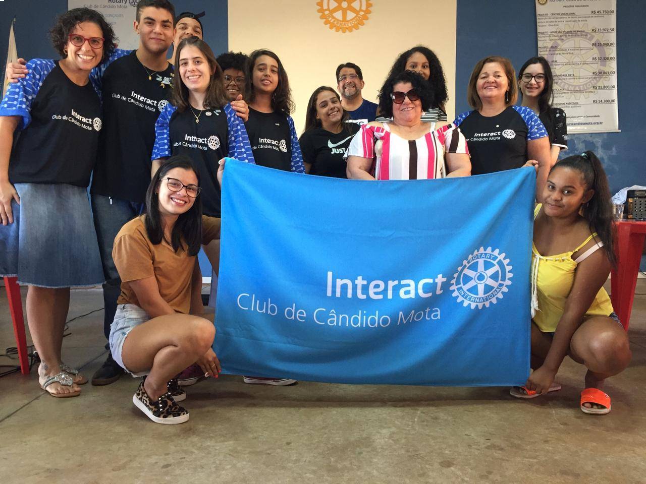 Rotarianos, convidados e associados do Interact Club de Cândido Mota.