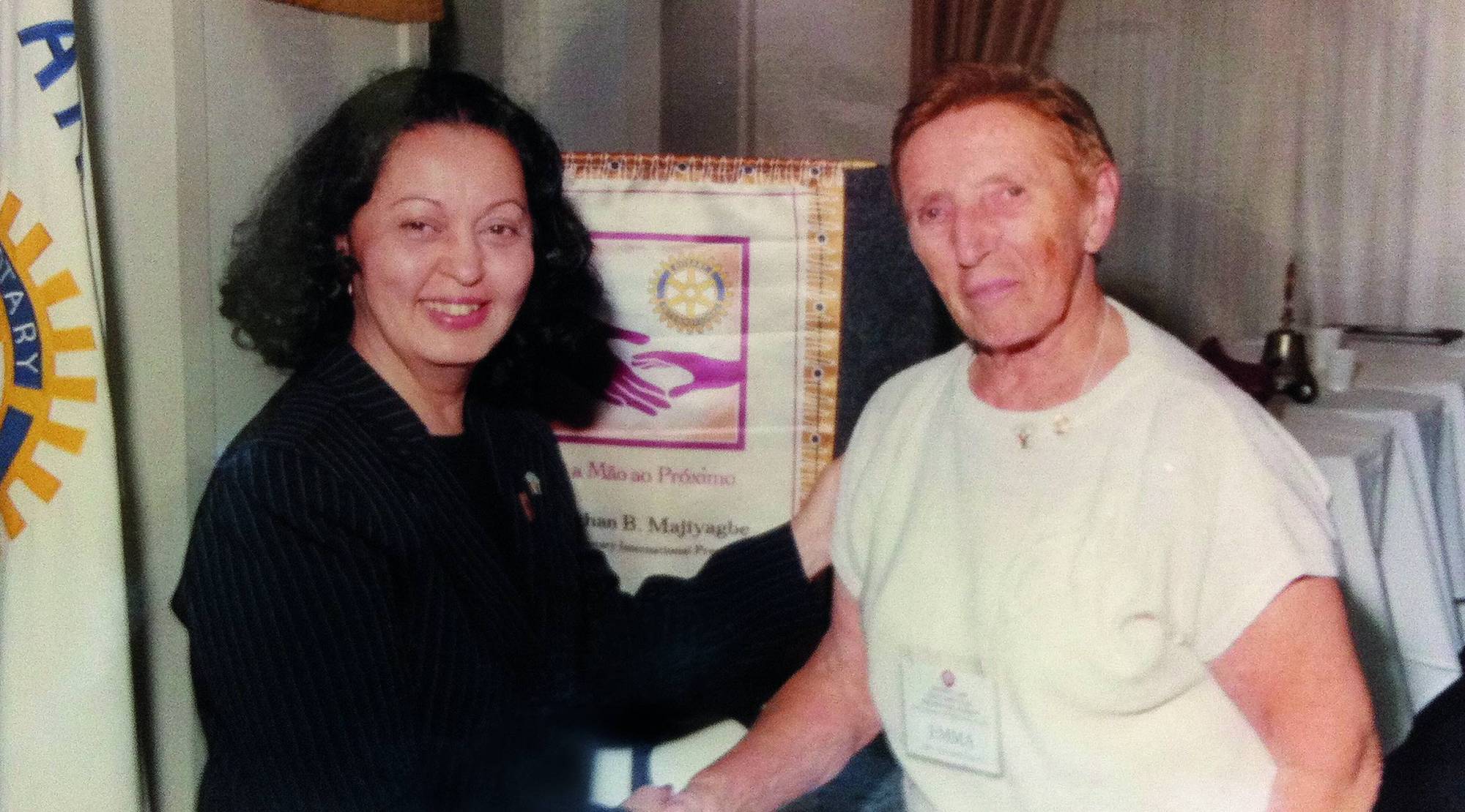 Emma (à direita) como governadora distrital assistente de Léia Costa, primeira mulher a liderar o distrito 4600.