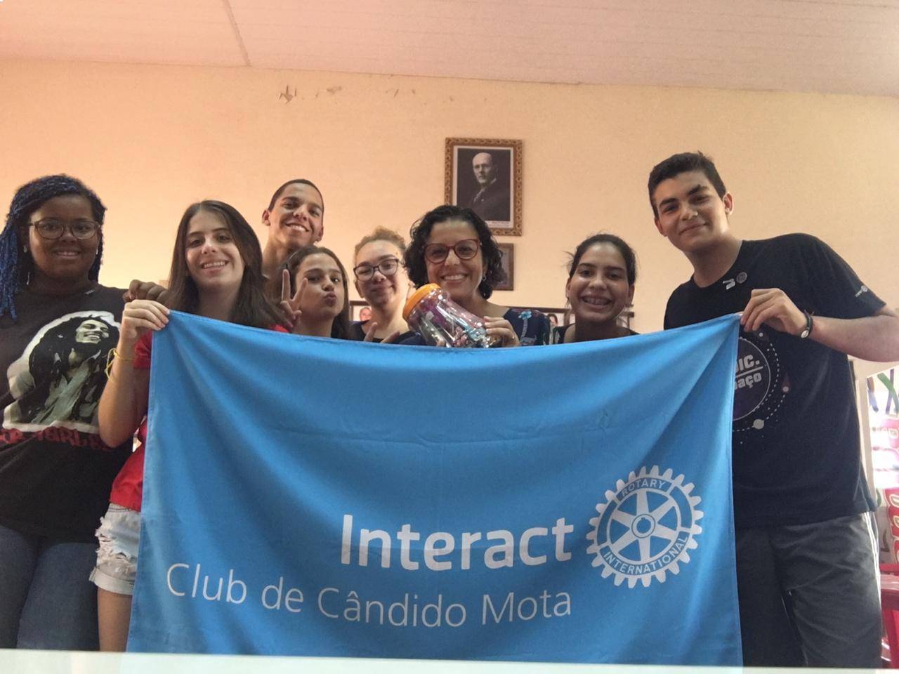 Associados do Interact Club de Cândido Mota e a ganhadora da promoção referente as doações à Fundação Rotária.