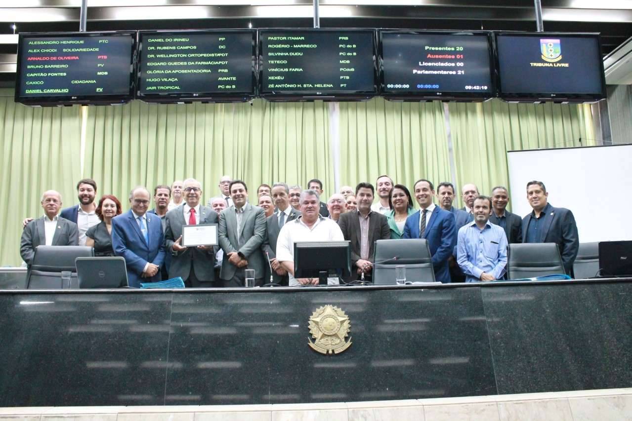 O presidente Daniel Carvalho entregou uma placa comemorativa aos representantes da instituição.