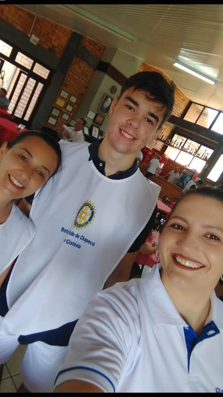 O intercambista Adam Stier retorna à França. 