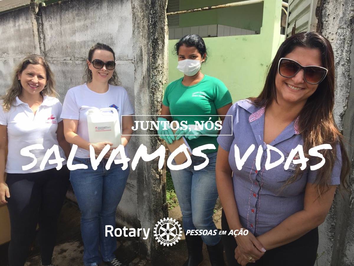 Momento da entrega do Alcool Gel - respeitando o isolamento social o material foi entregue na porta do Abrigo para uma funcionária