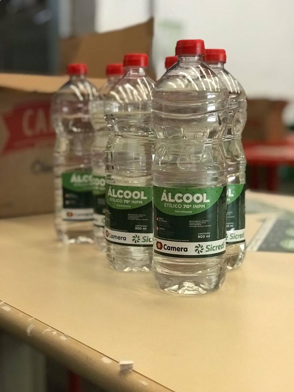 Álcool foi envasado nas garrafas de óleo de soja cedidas pela Camera AgroIndustrial