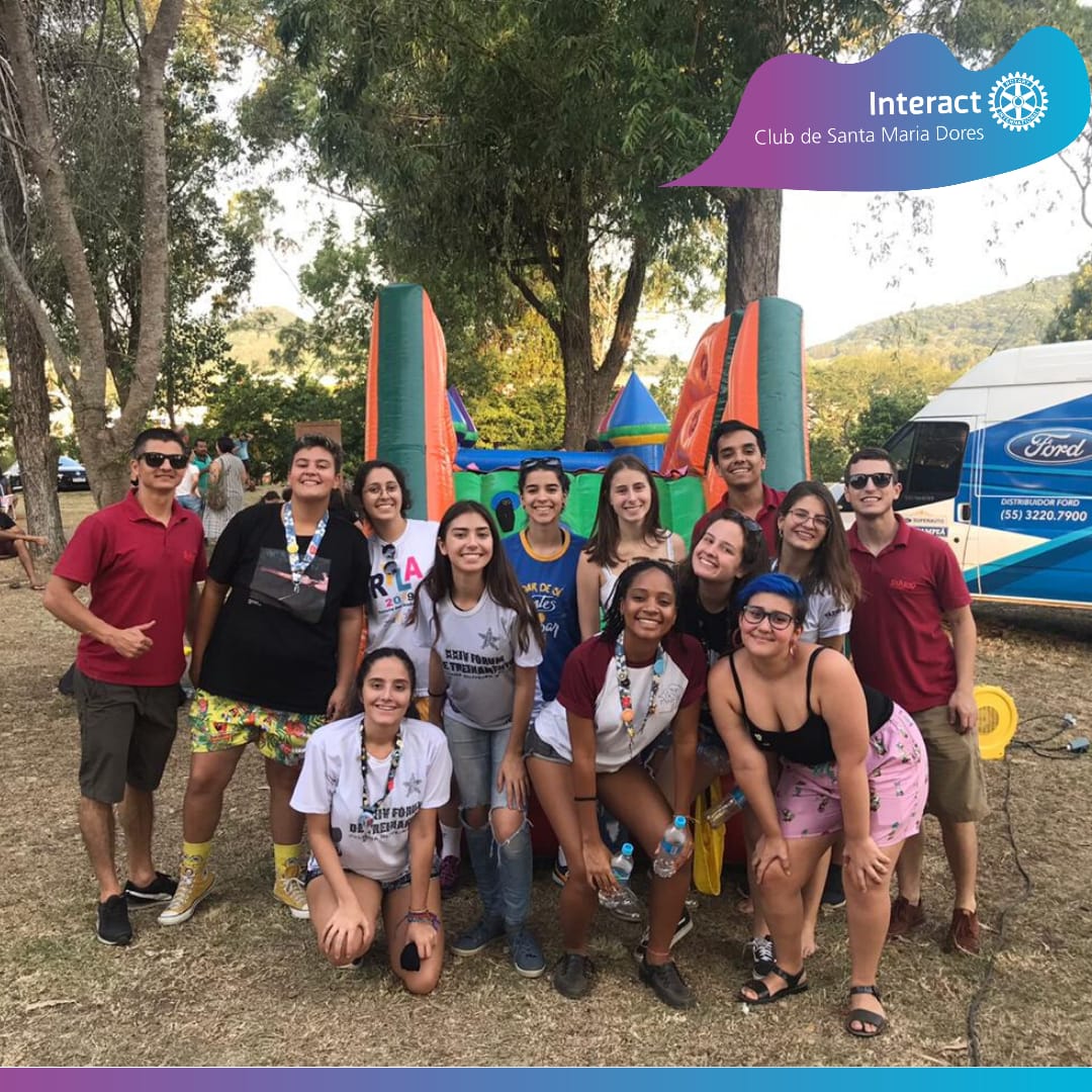 No dia 7 de março o Interact Club de Santa Maria Dores esteve presente no evento "Pode Chegar" organizado pelo @diariosm auxiliando as crianças nos brinquedos infláveis. O evento visava dar boas vindas aos estudantes e novos moradores da cidade e contou c