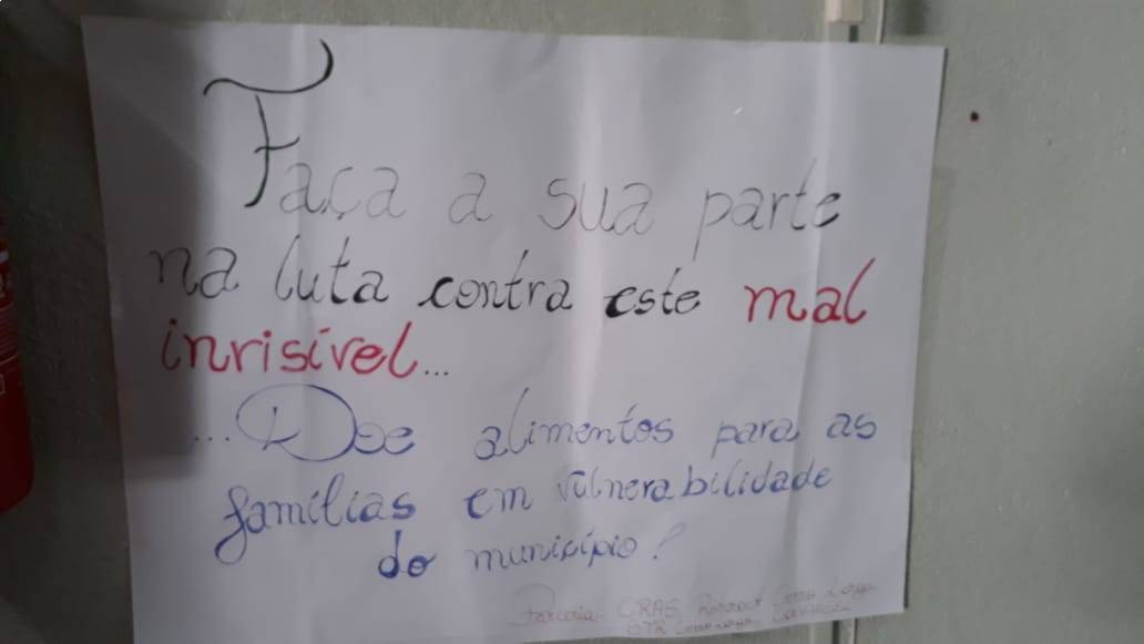Cartaz fixado junto à caixa de doação no Mercado da Coopacel