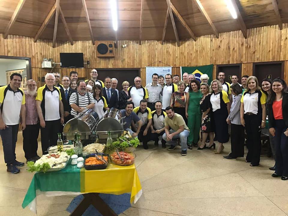 Foto com todos os membros do clube e palestrante após palestra.