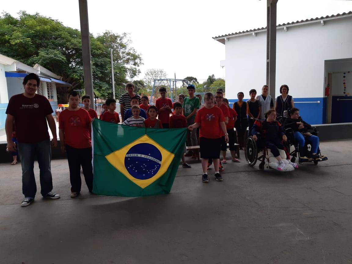 FOTO DOS MEMBROS DO ROTARACT CLUB DE RIO NEGRO E ALUNOS DA ESCOLA.