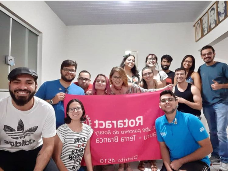 Foto coletiva com associados do clube e convidados.