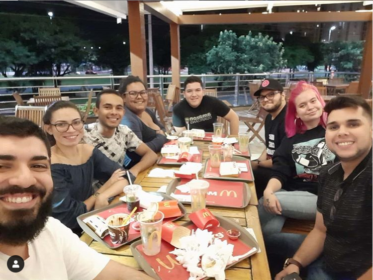 Foto companheirismo no McDonald's