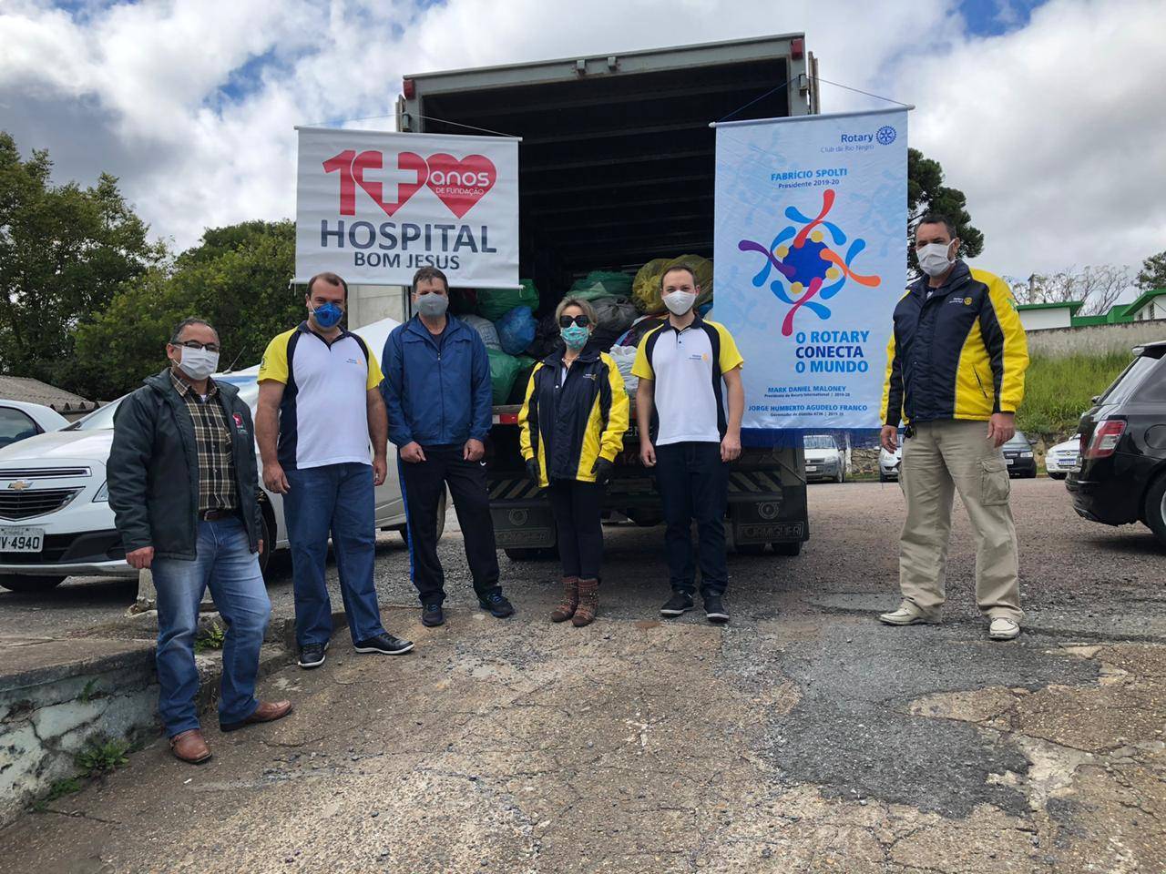 conpanheiros e companheira fazendo a  entrega das doações.
