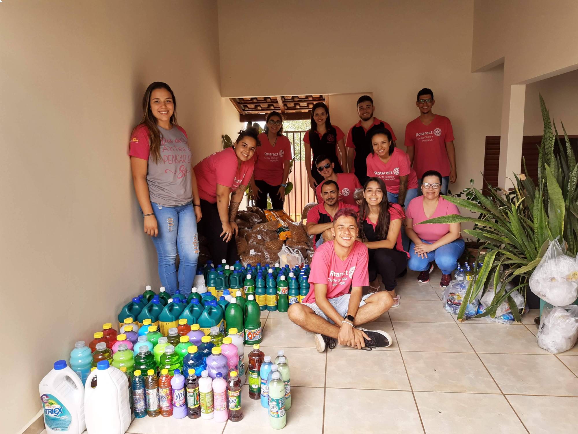 Contagem de produtos arrecadados e rações.