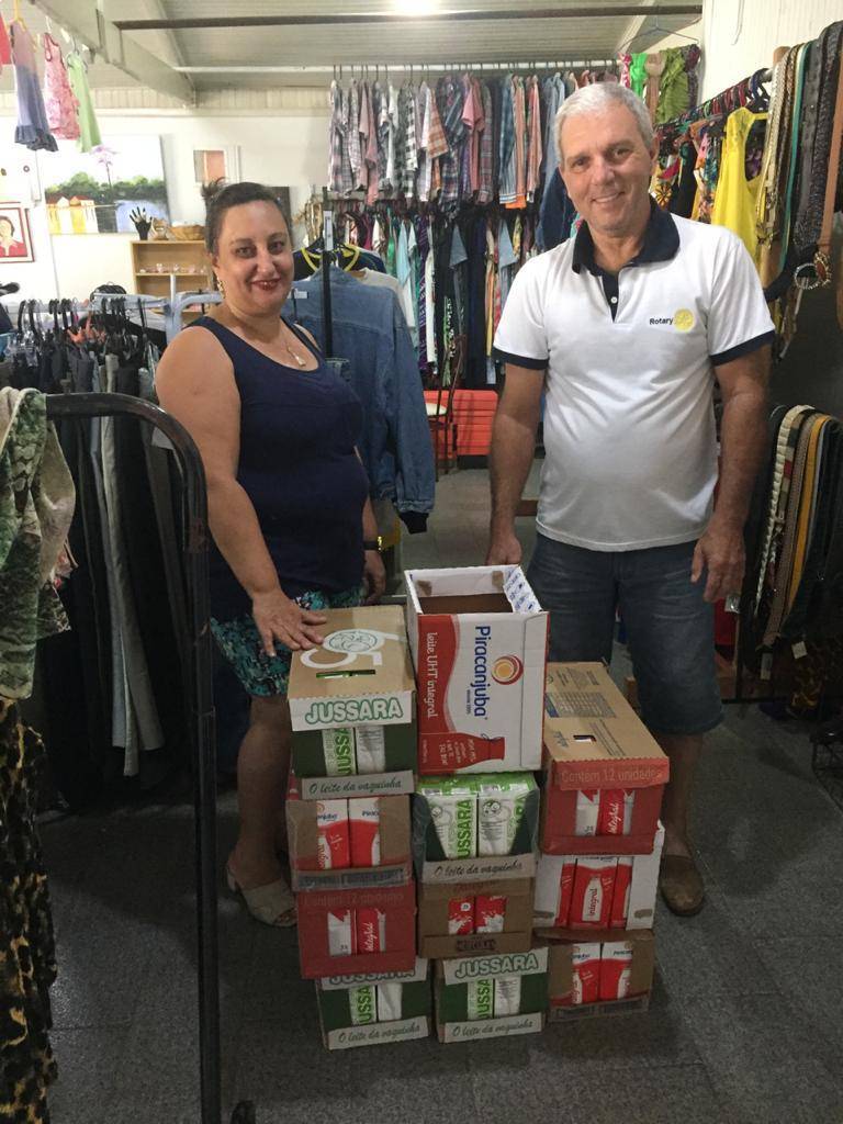 Presidente da Associação Valquiria  Negri Gaspani e o rotariano Antônio Silvério