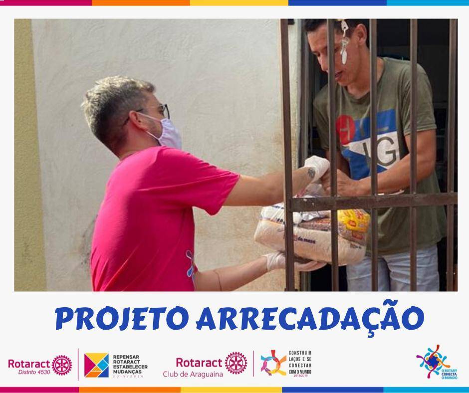 Companheiro César Augusto fazendo entrega de cesta básica.