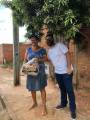 Companheiro Guilherme faz entrega de cesta básica.