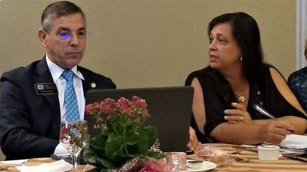 Marcos Antônio Carchedi e Monaliza Andréa Salemme Marega agora se encontram virtual em reunião com os demais associados