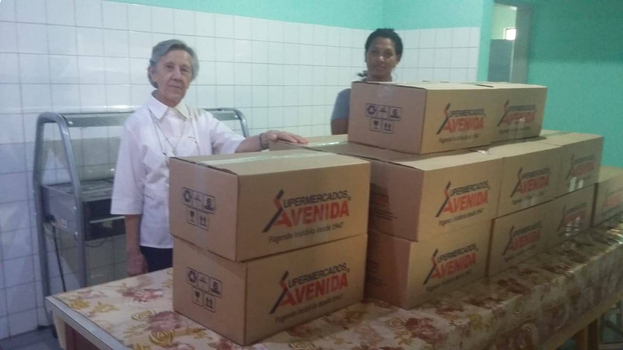 Diretora e Funcionarios Casa Criança recebendo 54 Cestas Basicas doadas pelo RC Assis-Norte