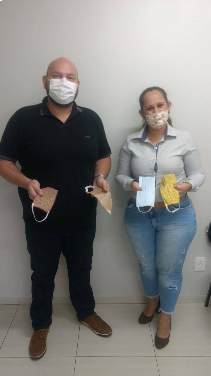 presidente do Rotaract Club de Xaxim Sandra Angonese entregou as máscaras  ao secretário de Saúde de Xaxim