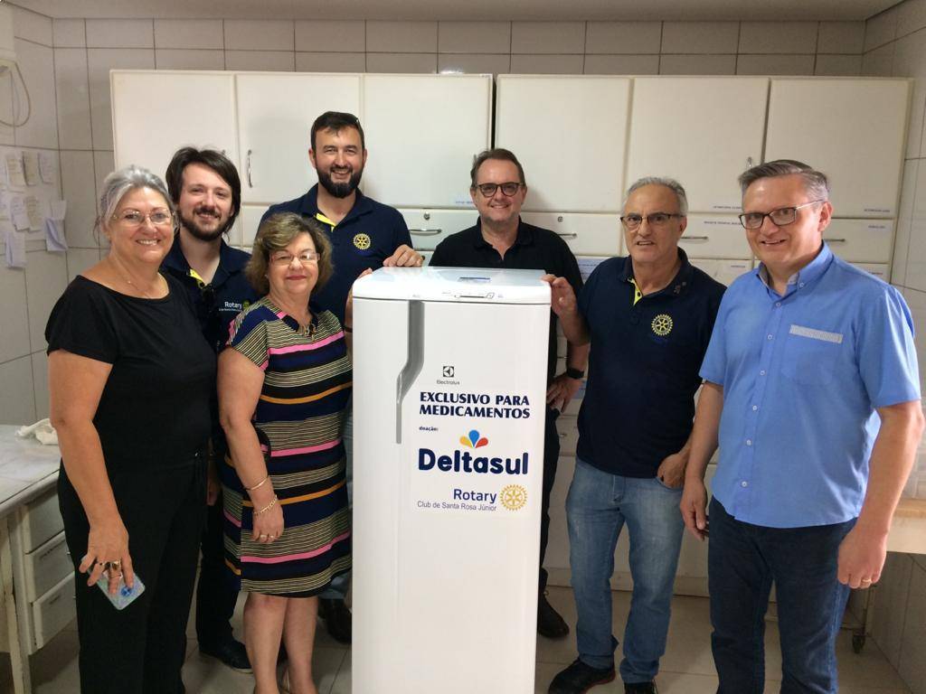 Presidente Arnildo com o gerente da Deltasul e a diretora do asilo