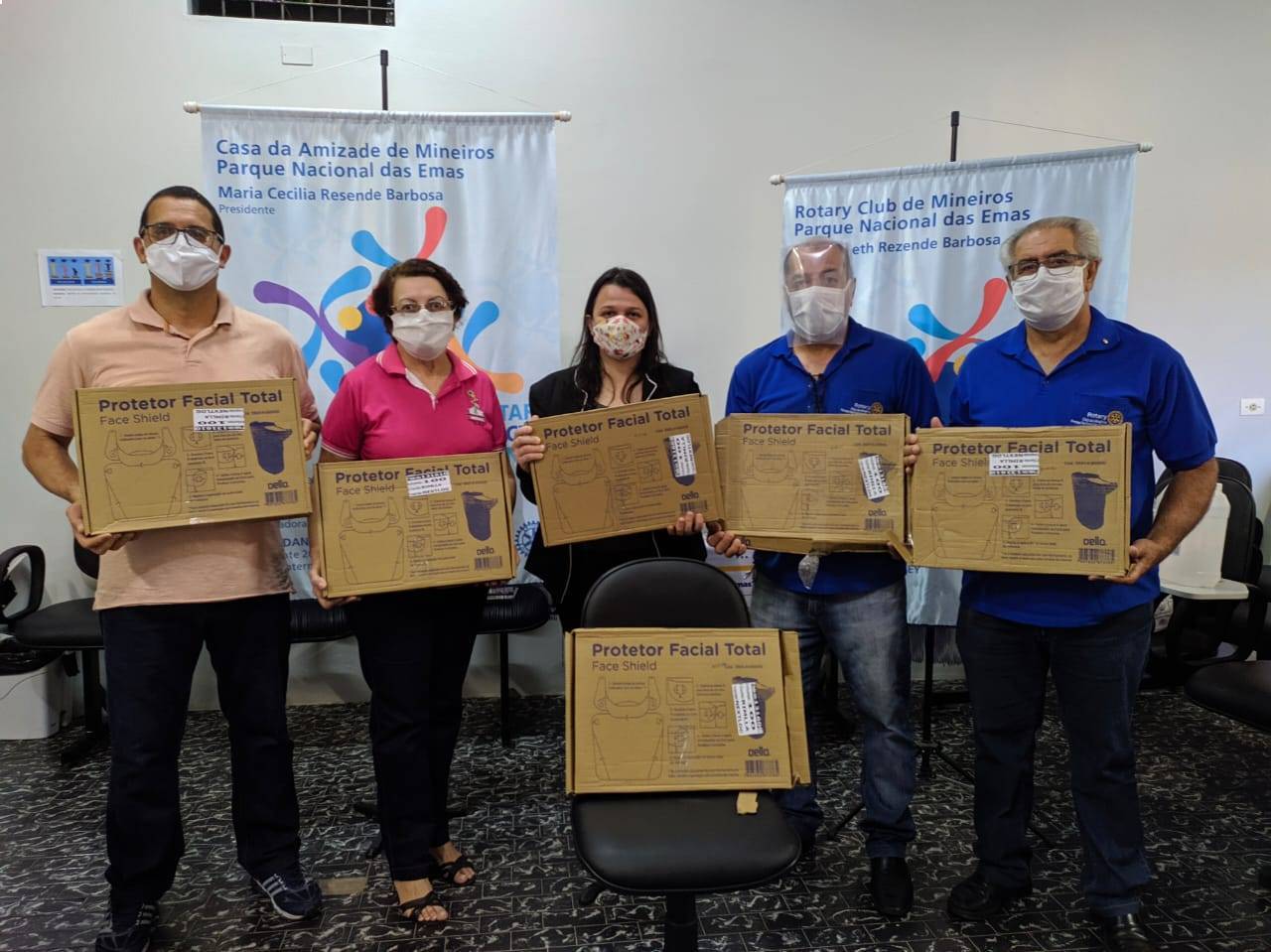 Presidente e associados efetuando a entrega de 600 Protetores Faciais para a Secretaria Municipal de Saúde, para proteção dos profissionais de saúde