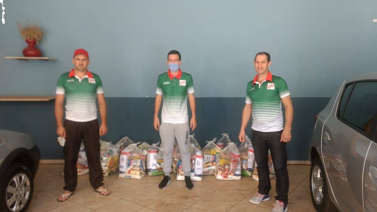 Time de Futebol, amigos da Bola doou 17 cestas básicas