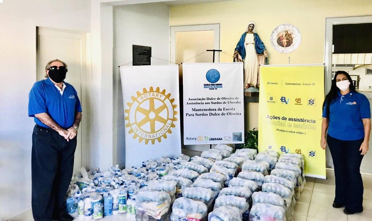 Em Uberaba, ROTARY, LIONS e MAÇONARIA ajudam FUNDAÇÃO BANCO DO BRASIL a socorrer carentes na pandemia. Na foto, Karim A. Mauad e Silvânia C. Veloso, tesoureiro e presidente do ROTARY CLUB DE UBERABA PORTAL DO CERRADO