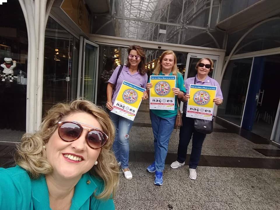 Companheiras em missão no centro de Curitiba, divulgando a Feira das Nações.