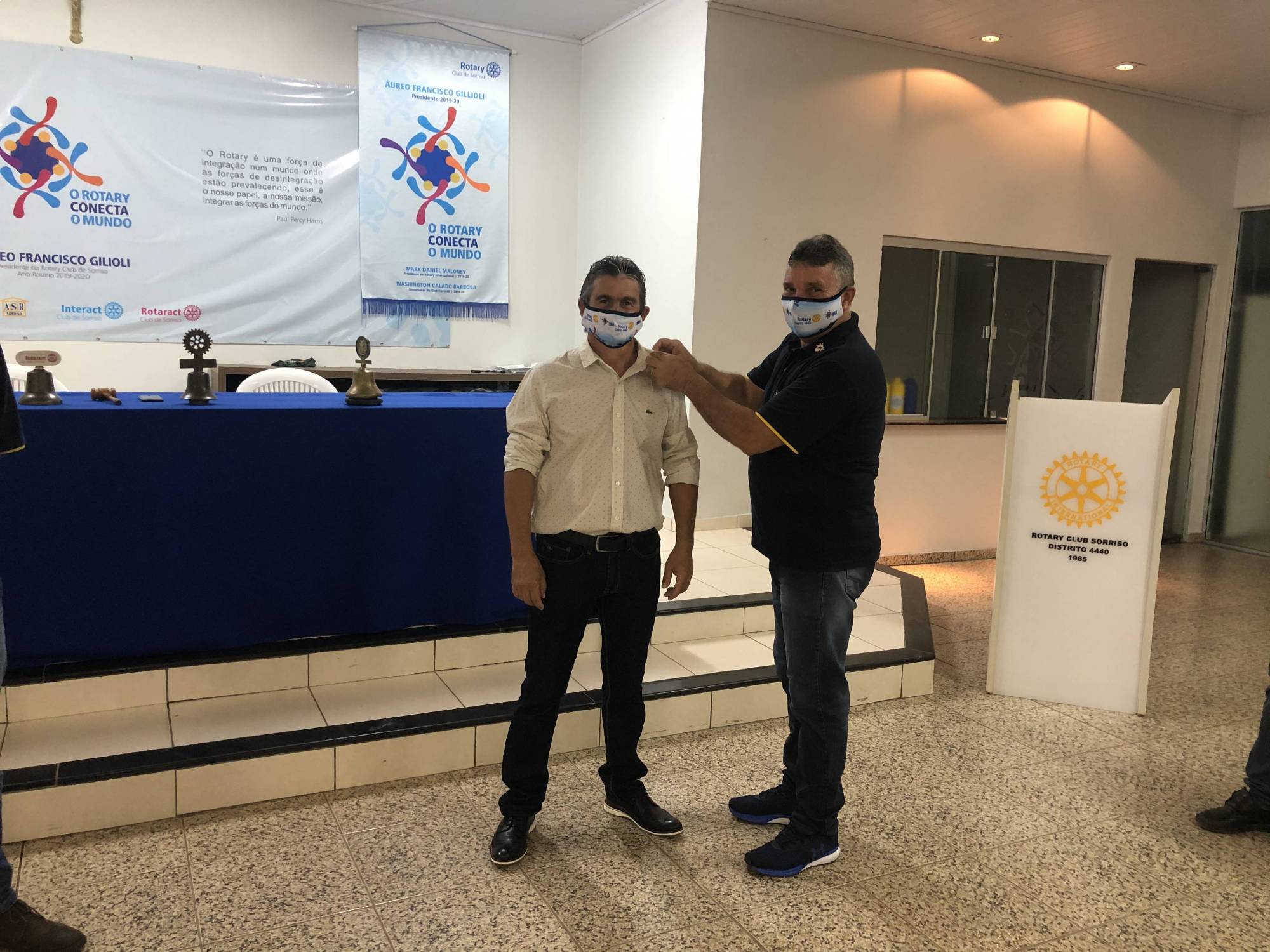 Presidente Áureo Giliiolli fazendo a entrega do PIN para o nosso novo companheiro.