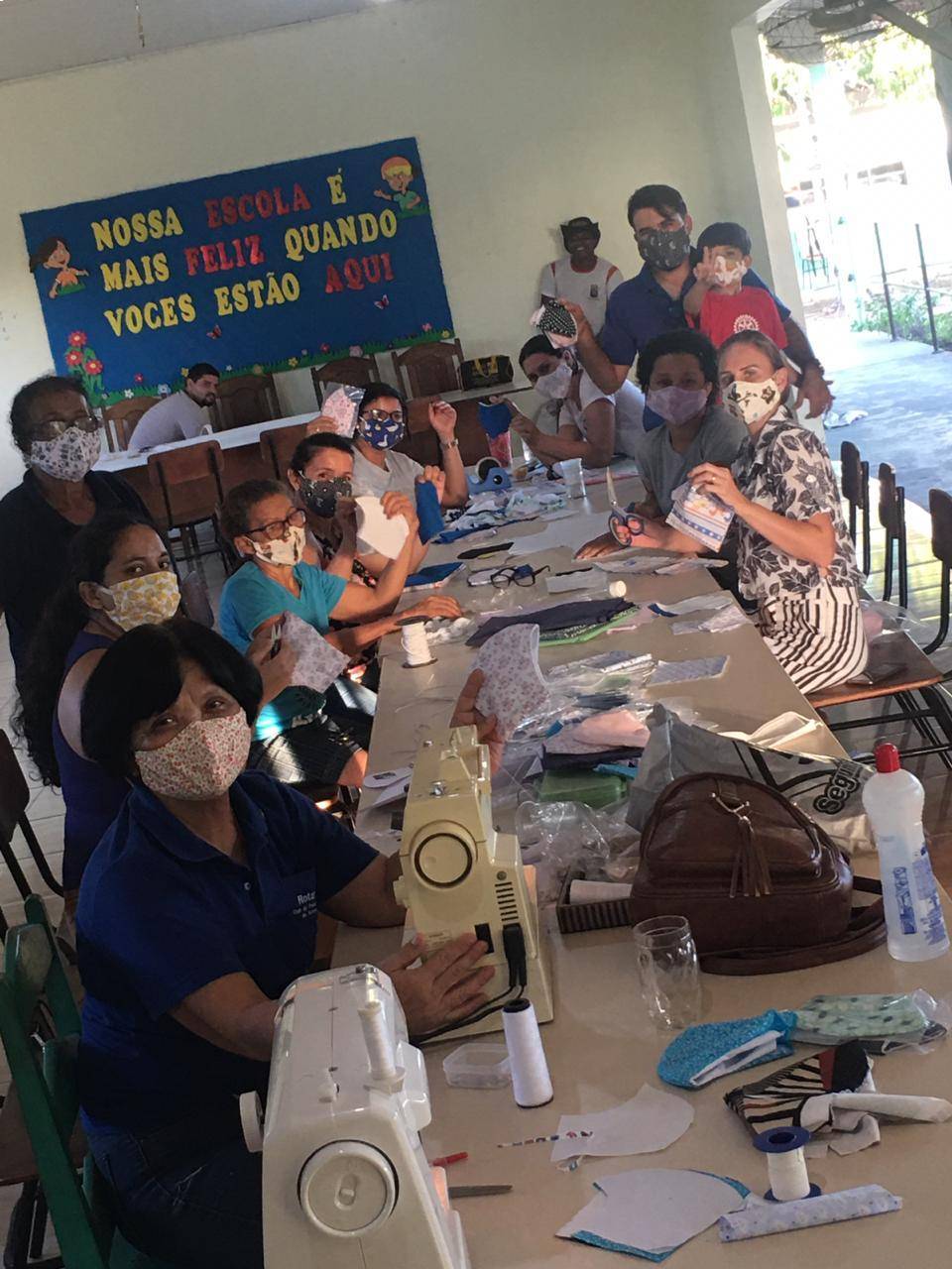 Companheiros junto a professores e funcionarios da APAE