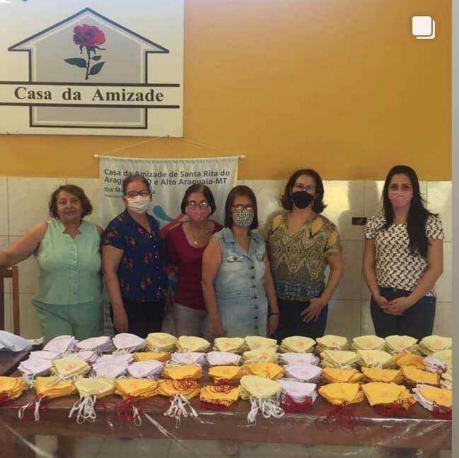 Entrega de máscaras confeccionadas pelas companheiras da Casa da Amizade de Santa Rita do Araguaia-GO e Alto Araguaia-MT do Distrito 4.770