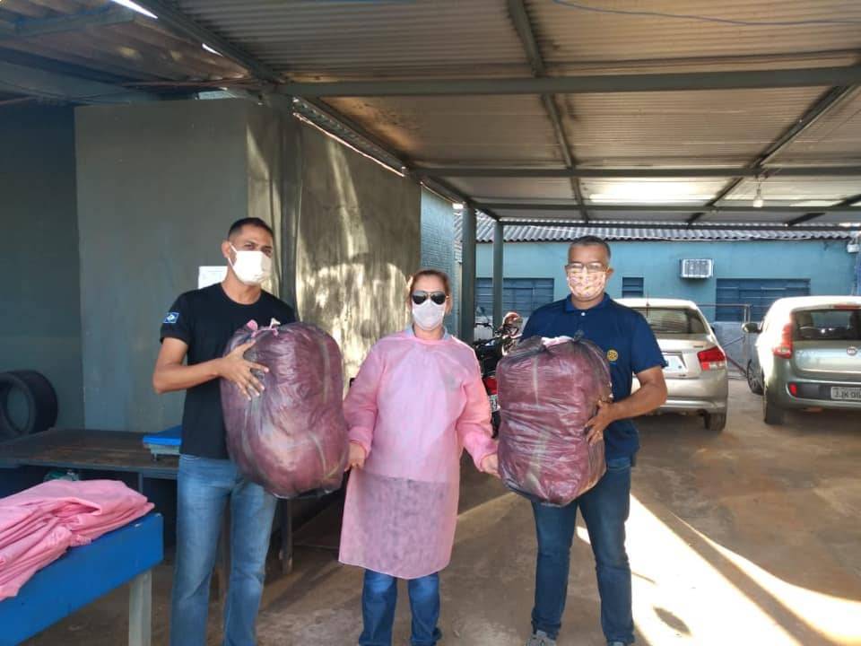 Rotary Club doa jalecos de TNT á Prefeitura Municipal 