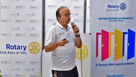 Nestor Silveira do Amarilho, futuro governador do Distrito 4510 do Rotary International, prepara treinamento