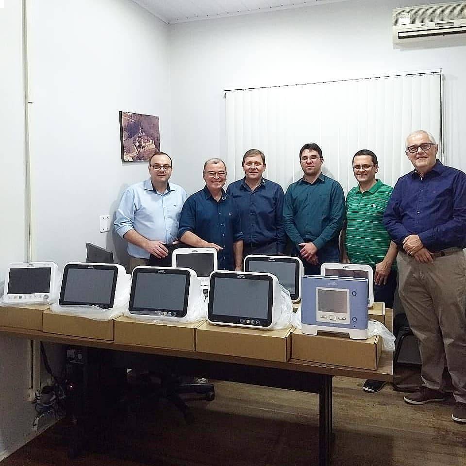 Rotarianos dos Clubes: Rotary Indaial, Rotary Indaial Nações e Rotary Indaial Palmeira fazendo a entrega dos equipamentos