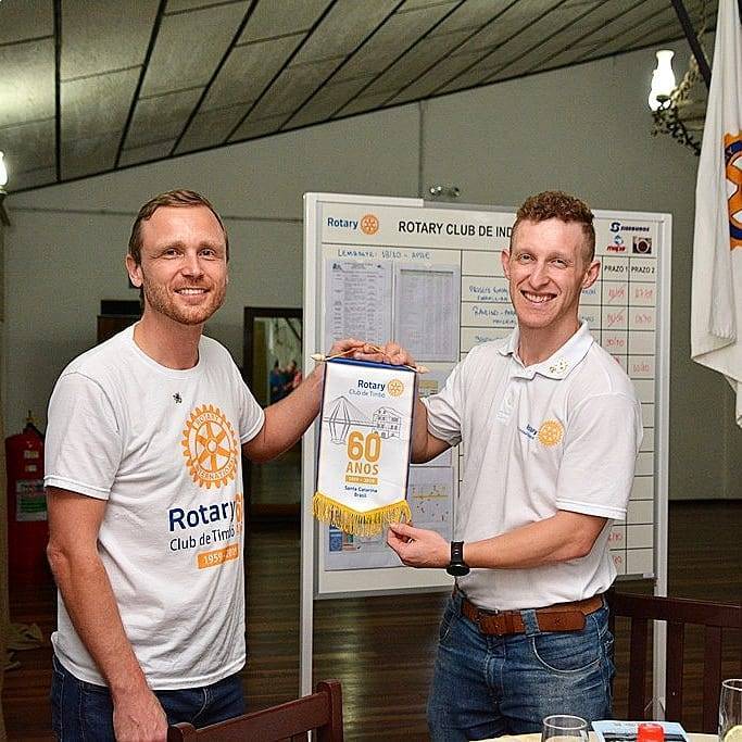 Confraternização entre Clubes, presidentes trocam flamulas.