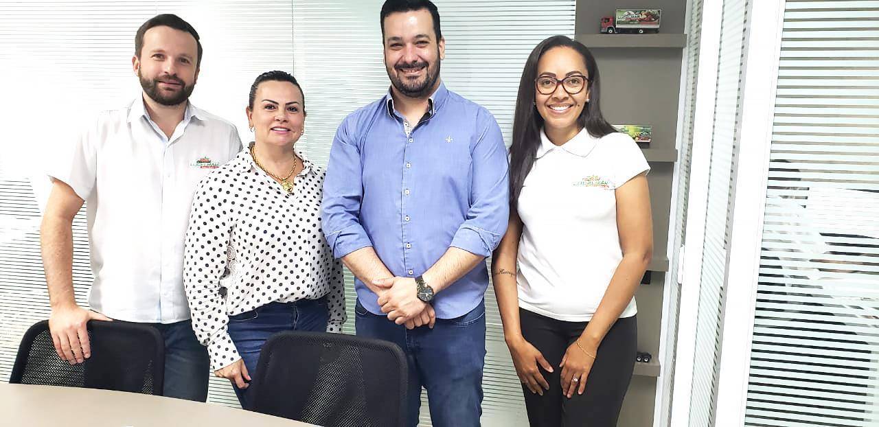 Foto: Esq. p/ Direita: Gerente - Alexander Voigt, Gerente Comercial - Áurea Voigt Sucharski, Vice-Presidente do Rotary Club Indaial Palmeira - Paulo Moschetta e Financeira - Sandra Chaves da Cruz Ferreira, do Comercial Lucelmar.